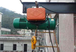 微型電動葫蘆遇到緊急情況時要立刻停止操作